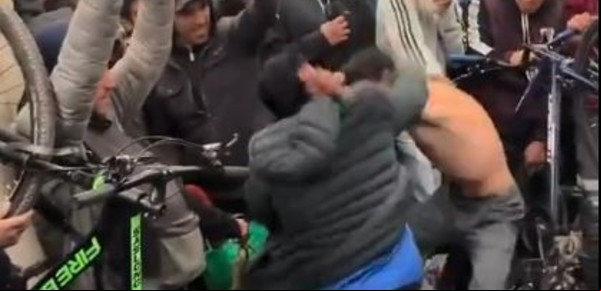 Habla el pasajero que filmó la pelea viral a las piñas en el tren San Martín: "Grabé el video para mostrar lo mal que se viaja"