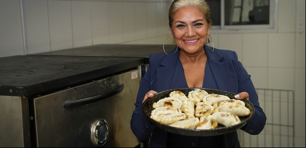 Probamos las empanadas que vende Gladys "La Bomba Tucumana" en Recoleta: qué tan ricas son y cuánto valen