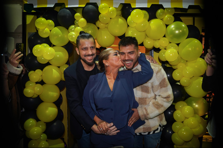 Gladys, Tyago y Luciano en la inauguración de su local de empanadas. Foto: Juano Tesone