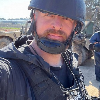 Quién era Ryan Evans, el integrante del equipo periodístico de la agencia Reuters que murió en Ucrania por un misil ruso
