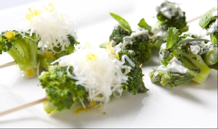 Brochetas de espárragos verdes y brócoli, muy saludable. Foto: Fundación Alícia / La Vanguardia