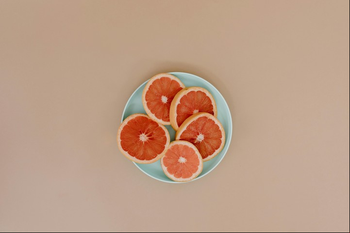 El pomelo es una fruta baja en calorías y rica en nutrientes esenciales. Foto: Pexels.