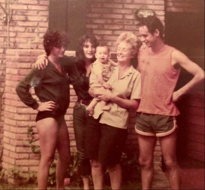 Laura, Estela y Gustavo Cerati junto a la pequeña Guada en manos de su abuela Lilian. Foto: IG