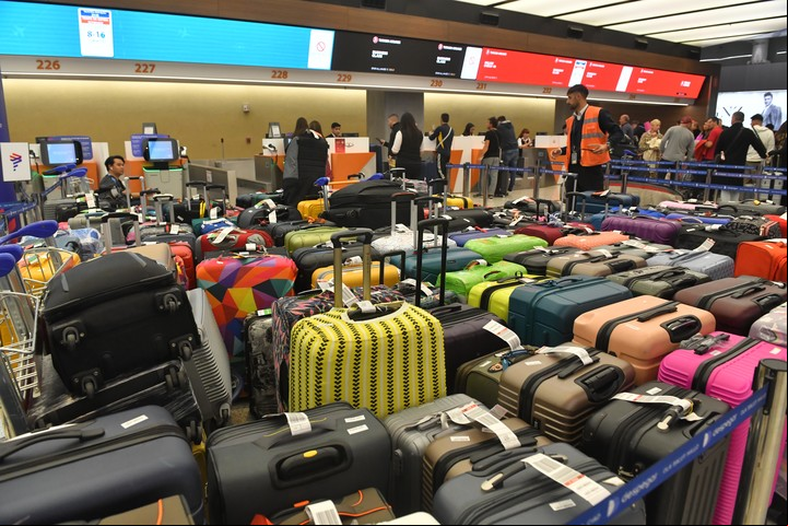 Valijas acumuladas por vuelos demorados en Aeropaqreu y Ezeiza, a mediados de 2024. Foto Enrique García Medina