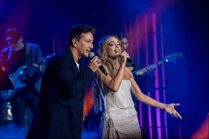 Nicolás Vázquez y Emilia Attias entonaron "Dos Ojos". Foto: Prensa OLGA.