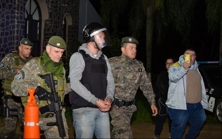 Kiczka arribó esposado, con casco y chaleco. Foto: Gentileza El Territorio