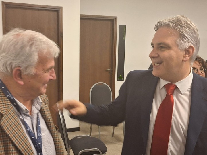 El gobernador de Córdoba, Martín Llaryora, lo palmeó al director periodístico de Clarín Rural, Héctor Huergo y le dijo: "Después de tantas años que luchaste casi en soledad, vamos a impulsar una buen ley de biocombustibles".
