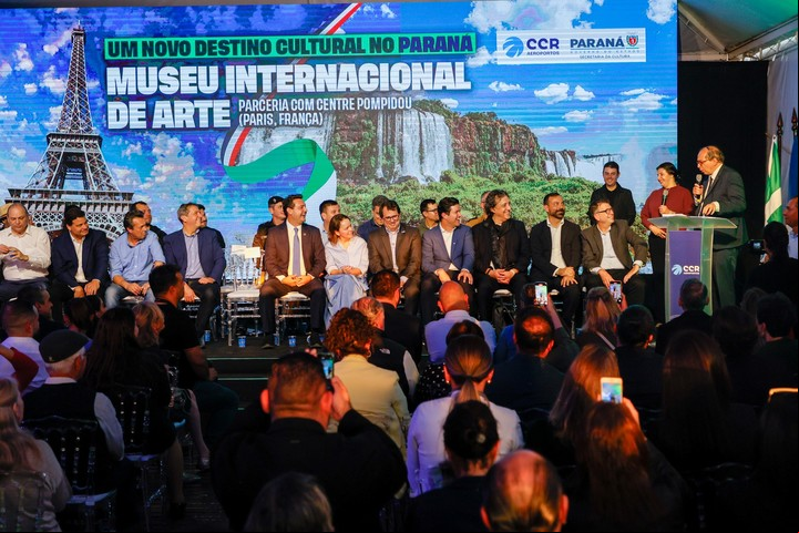 Firma del acuerdo entre el presidente del Centro Pompidou y el gobernador de Paraná, Brasil.