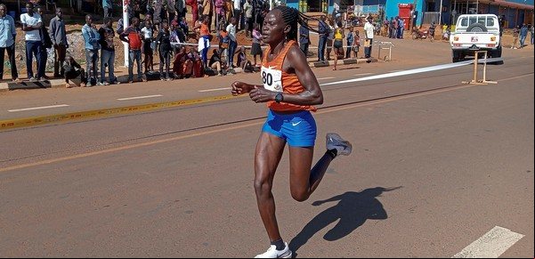 Estupor en Kenia: una maratonista ugandesa que compitió en París 2024, en estado crítico tras ser agredida por su pareja, también atleta