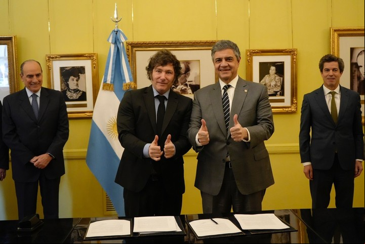 Pulgares arriba. Javier Milei y Jorge Macri, en Casa Rosada.