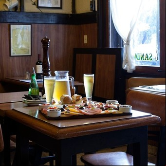 En la "triple frontera" porteña, este bar se destaca por su jamón crudo y cerveza tirada