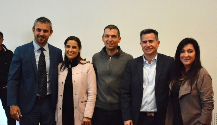Martín Menem, con los radicales Soledad Carrizo y Luis Picat, Gabriel Bornoroni y Laura Rodríguez Machado, en una actividad en Córdoba.