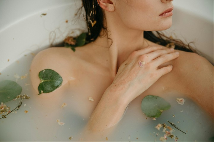 Baños relajantes y revitalizantes, con hojas secas de eucalipto. Foto: Pexels.