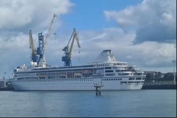 El crucero del terror: iba a dar la vuelta al mundo y quedó varado hace tres meses con sus pasajeros a bordo