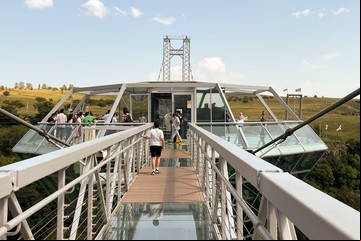 El puente de cristal en el corazón del Cáucaso, su diamante y el vertiginoso cruce con bicicleta en modo tirolesa