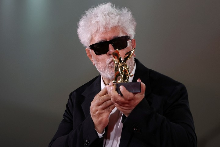 Pedro Almodovar con su León de Oro. Foto: Reuters