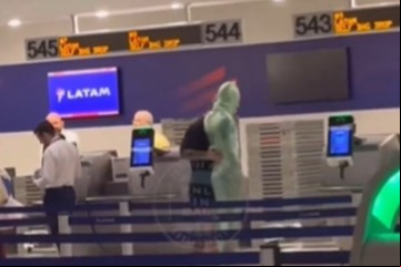 Un hombre intentó viajar en avión como equipaje y se envolvió en cinta adhesiva 