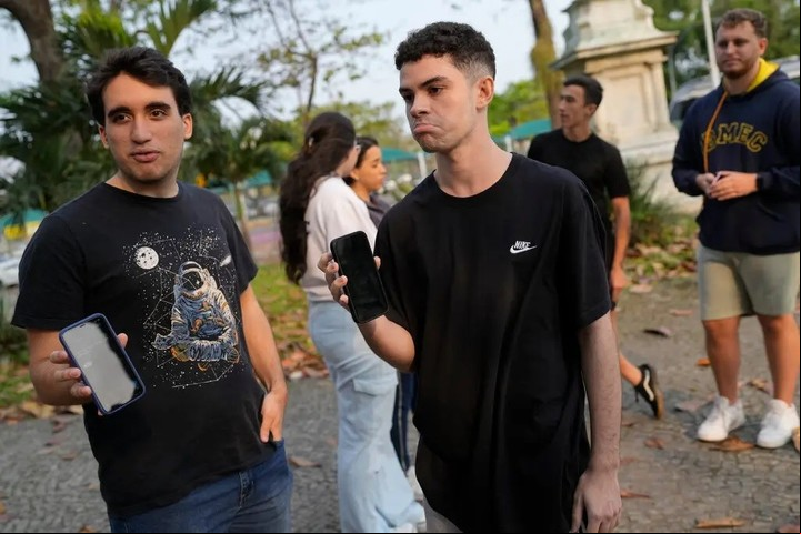 Estudiantes universitarios muestran las pantallas de sus teléfonos tras el bloqueo de la X en todo el país, el lunes en Río de Janeiro. Foto Silvia Izquierdo/Associated Press