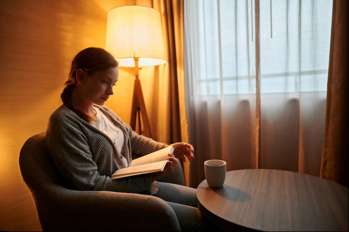Traversa aconseja mantener los escritorios de trabajo fuera de la energía descendente del baño. Foto: ilustración Shutterstock