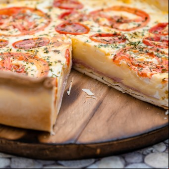 Tarta de jamón, queso y tomate