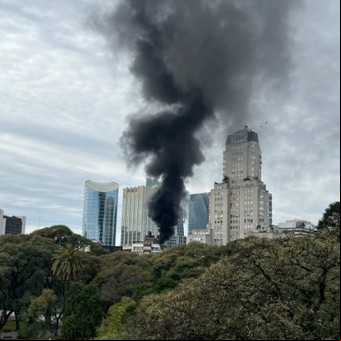 Impactante incendio en Retiro: fuego en lo más alto de una torre y un herido con quemaduras en su rostro