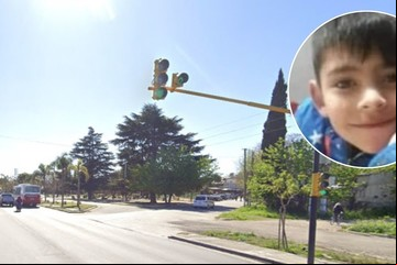 Iba a la escuela con su abuela, una moto cruzó en rojo y los atropelló: el nene de 6 años murió 