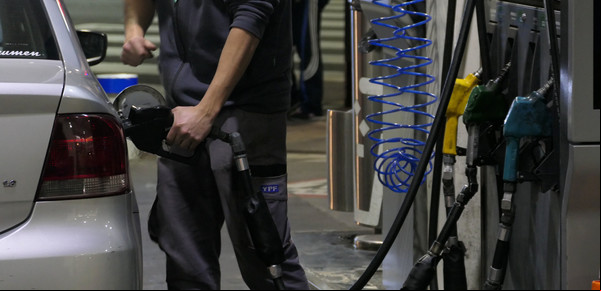El Gobierno dispuso que las estaciones de servicio que cobren tasas municipales deberán informarlo en los surtidores