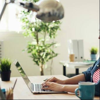 Cómo emigrar con empleo remoto: la empresa multinacional que ofrece trabajo y paga sueldo de 150.000 euros