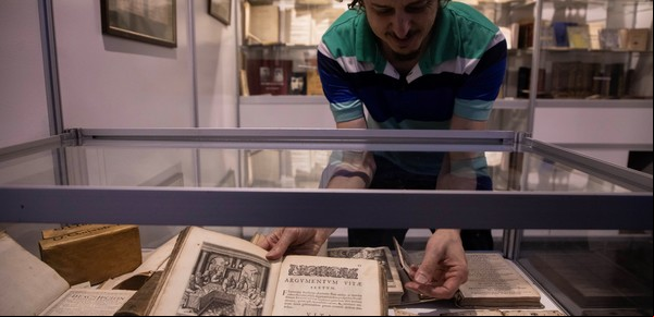 Últimos tres días para descubrir verdaderas joyas en la Feria del Libro Antiguo