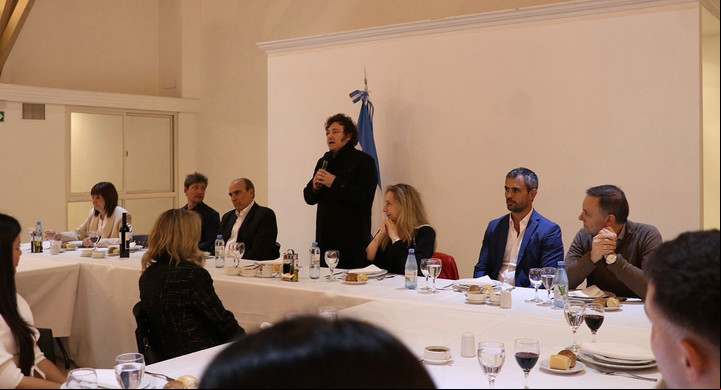 Javier Milei ofreció un asado en la quinta de Olivos a la mayor parte de los "87 héroes" que apoyaron el veto presidencial a la ley de movilidad jubilatoria.