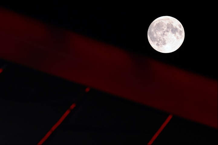 Luna llena en Munich, en Alemania, sobre el Allianz Arena durante la UEFA Champions League, en septiembre de 2024. Foto: EFE
