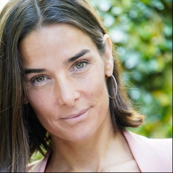 Juana Viale celebró su llegada a Uruguay con un osado topless