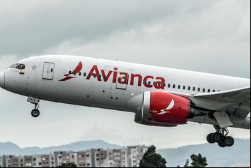 Un pasajero argentino agredió a un tripulante en pleno vuelo a Cancún: ahora está detenido y lo demandarán por 30 mil dólares 