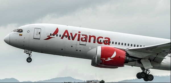 Un pasajero argentino agredió a un tripulante en pleno vuelo a Cancún: ahora está detenido y lo demandarán por 30 mil dólares 