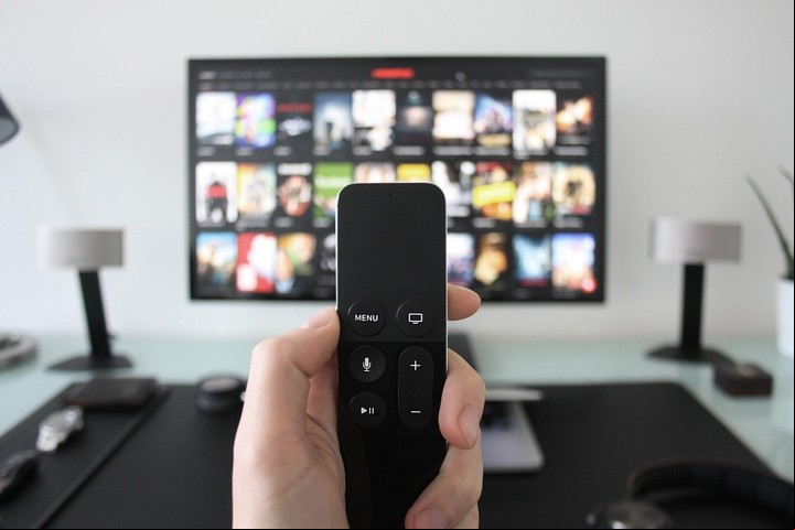 Zapatillas con protectores de tensión, desenchufar la TV durante tormentas y no sobrecargar enchufes: algunos tips para el cuidado de la TV.