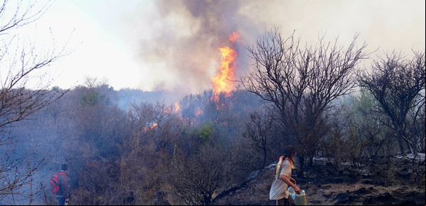 Vecinos mano a mano contra el fuego mientras se agrava la situación de los incendios forestales en Córdoba
