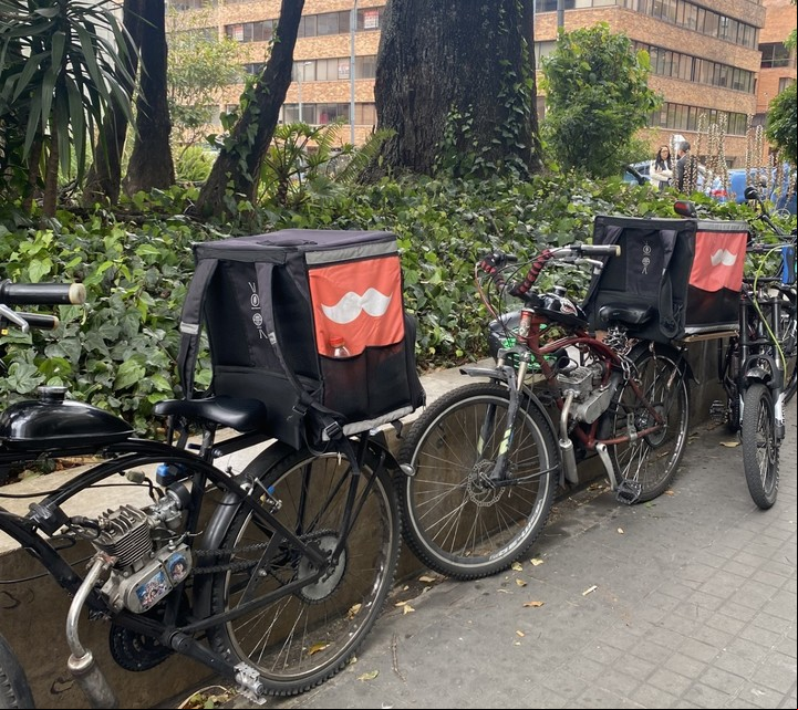 El naranja que identifica a los 'Rappitenderos' tiñe a las calles de Bogotá de color. Foto: Clarín