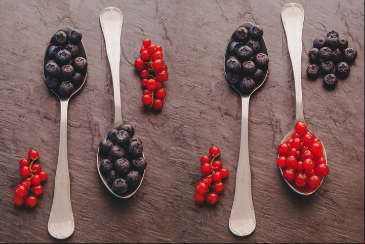 Las grosellas rojas y las grosellas negras son similares, pero tienen diferencias en su valor nutricional y perfil de compuestos bioactivos. Foto: Freepik.