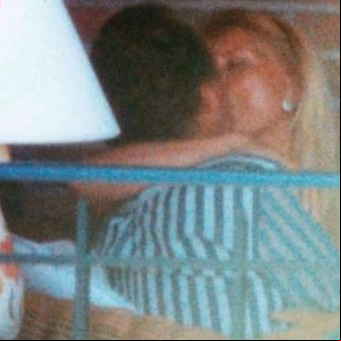La historia del rey emérito Juan Carlos a los besos con una vedette: ¿Sexo, chantaje y fotos robadas desde el jardín?