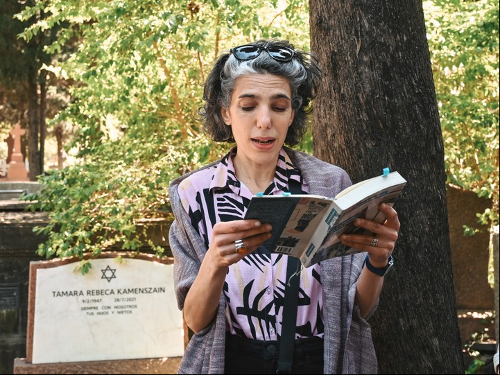 Los artistas Eduardo Stupia, Analia Couceyro (foto) y el comunicador Mariano Vespa leyeron en voz alta fragmentos de la obra de sus amigos en el Cementerio Británico. Foto: Jiniva Irazabal, gentileza Filba.
