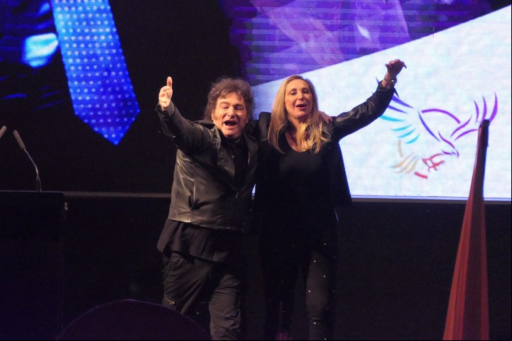 Los hermanos Milei, sobre el escenario de Parque Lezama. Foto: EF