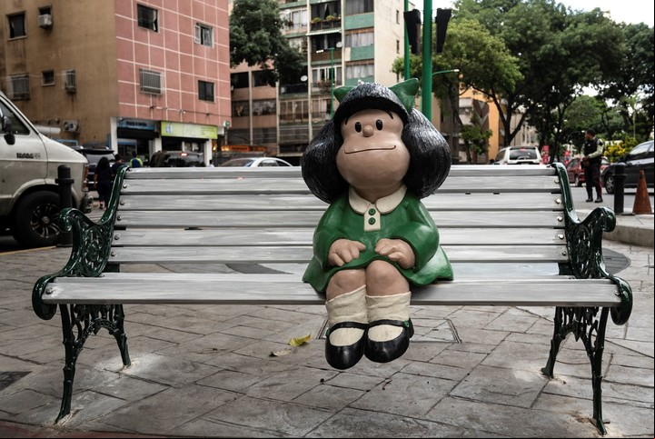 La escultura del personaje "Mafalda" del escultor argentino Pablo Irrgang en una plaza del municipio de Barut. Foto: AFP.