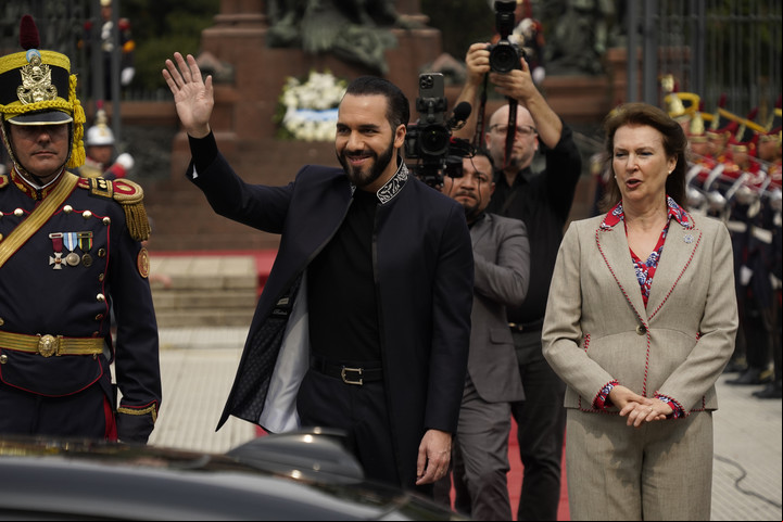 Bukele junto a la canciller Mondino en Paza San Martín. Foto: Maxi Failla.