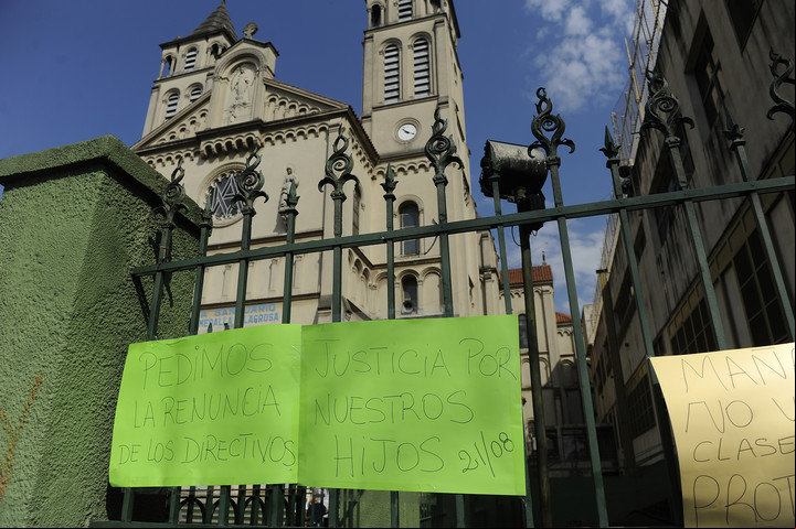 Carteles en contra del docente Pablo Rivelli, en la escuela Medalla Milagrosa.