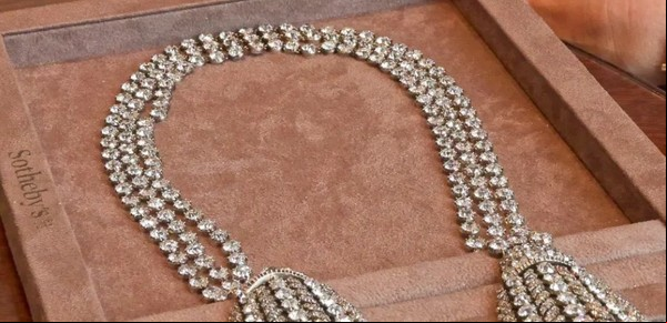 Subastan el collar que le costó la vida a la reina María Antonieta