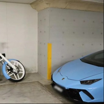 Cobra ayuda por desempleo y tiene un Lamborghini y una Harley-Davidson en el garaje