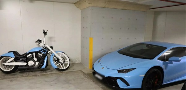 Cobra ayuda por desempleo y tiene un Lamborghini y una Harley-Davidson en el garaje
