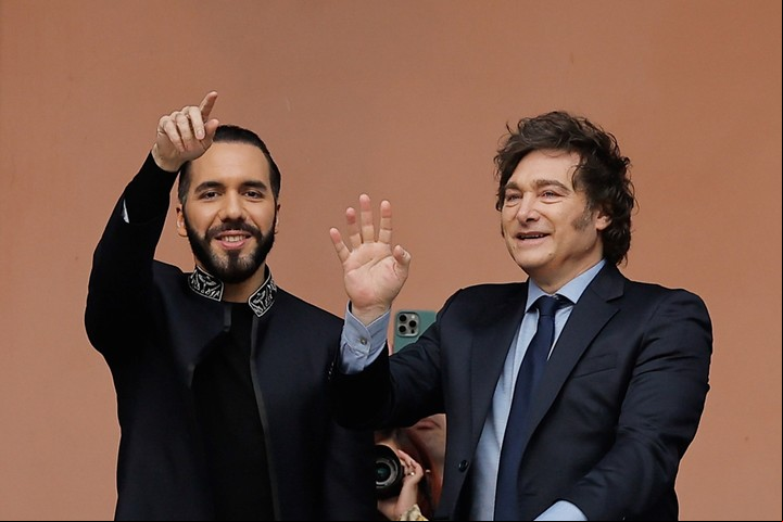 Milei con el presidente de El Salvador Nayib Bukele, saludan a seguidores en La Casa Rosada.
Foto: EFE/ Juan Ignacio Roncoroni