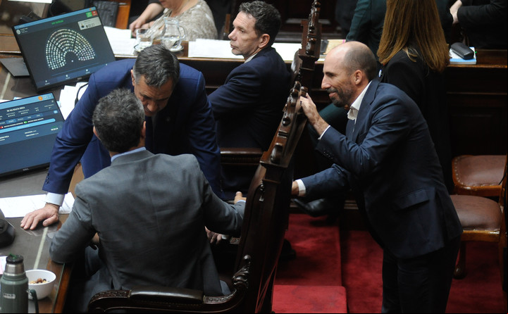El vicejefe de Gabinete, José Rolandi, junto a Martín Menem de espalda y Alejandro Finocchiaro (PRO). Foto: Federico López Claro.