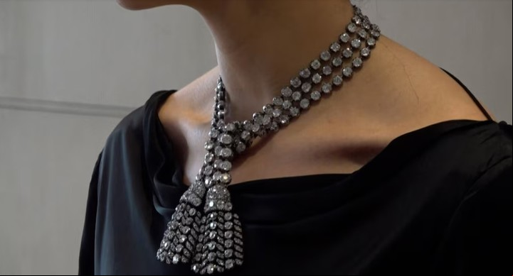 La joya, de cierre abierto, fue creada con perlas opacas cúbicas, que en su día pertenecieron a María Antonieta (Captura de video).